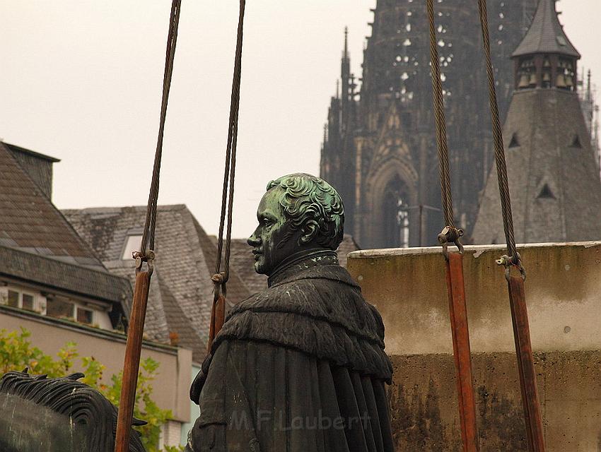 Reiterdenkmal kehrt zurueck auf dem Heumarkt P65.JPG